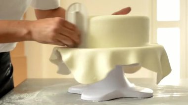 Şekerci, düğün pastasını beyaz şekerle süslüyor..