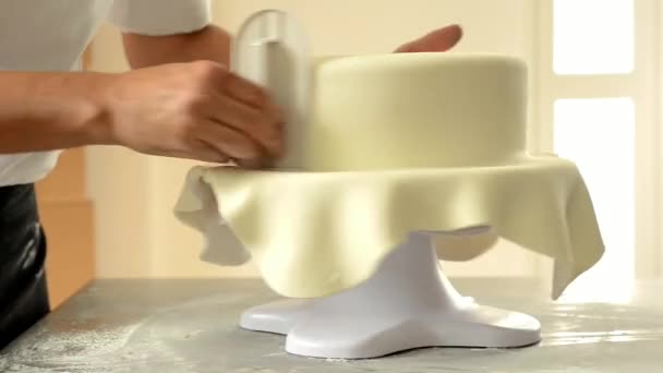 Dolcificante che decora una torta nuziale con fondente bianco. — Video Stock