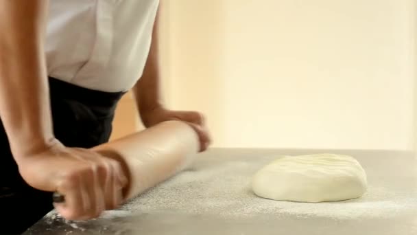Ζαχαροπλάστης χρησιμοποιώντας πλάστη προετοιμασία φοντάν για κέικ διακοσμώντας. — Αρχείο Βίντεο