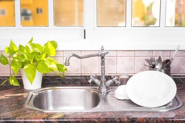 Suszenia są czyste naczynia, na rustykalne zlewozmywaka metalowego. — Zdjęcie stockowe