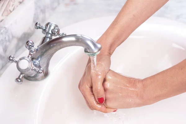 Молодая женщина моет руки, моет руки, гигиена . — стоковое фото