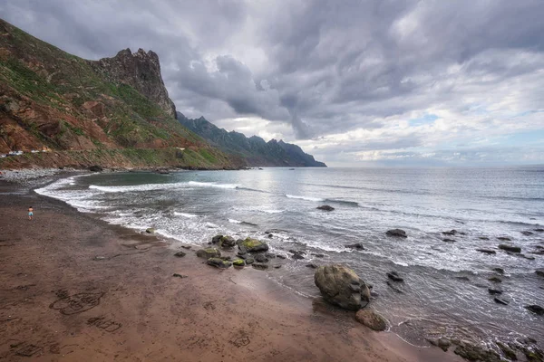 Paisagem costeira dramática na praia de Taganana, norte da ilha de Tenerife, ilhas Canárias, Espanha . — Fotografia de Stock