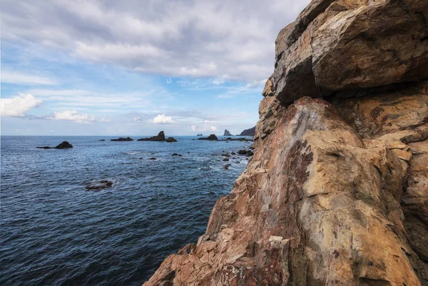 Malerische Landschaft, Felsformationen und bkue Meereslandschaft auf Teneriffa, Kanarische Inseln. — Stockfoto