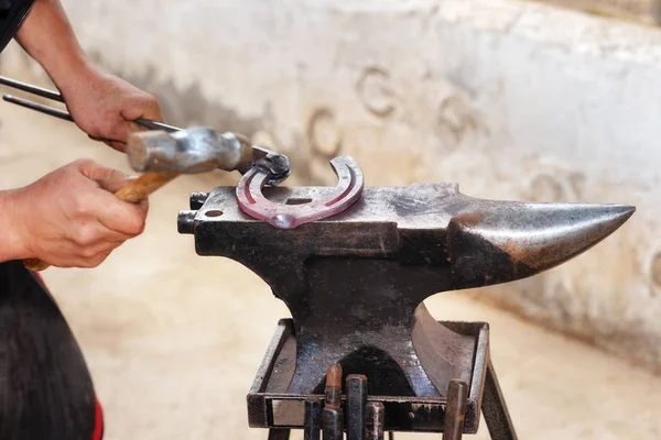 铁匠在铁锤上工作, 做马蹄铁. — 图库照片