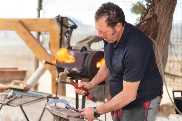 Fabbro che lavora sull'incudine, facendo un ferro di cavallo . — Foto Stock