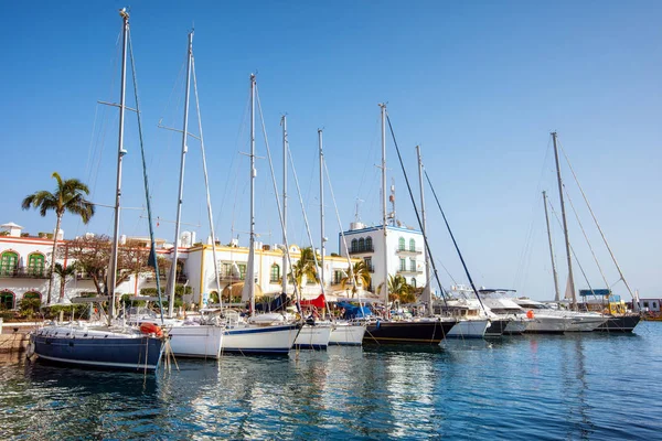 Puerto de Mogan Marina, kleiner Fischerhafen, berühmtes Touristenziel auf den Kanarischen Inseln, Spanien. — Stockfoto