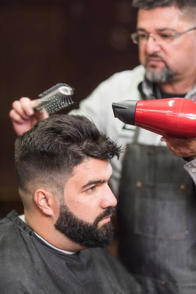 Close-up van meester Kapper doen kapsel met haardroger bij Kapper. — Stockfoto