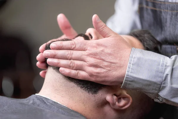 Haarstylist toepassen na het scheren lotion bij Kapper. — Stockfoto