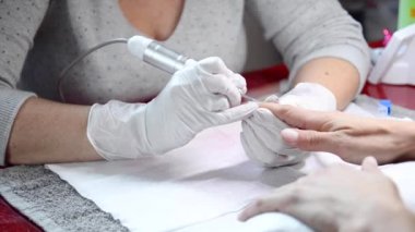 Professional ile freze kesici, Şevval Özçelik Güzellik Salonu manikür çivi temizleme işlemi, manikür.