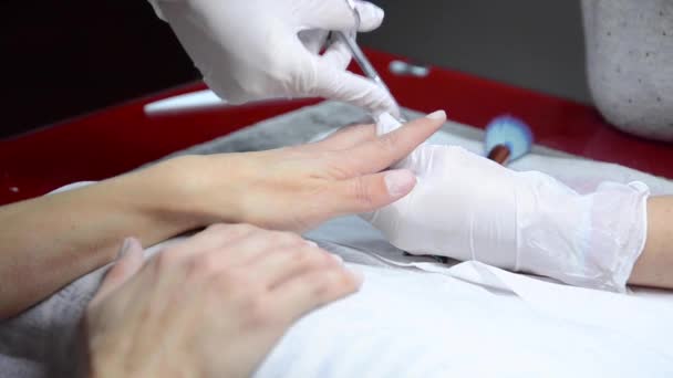 Professionelle Maniküre-Verfahren, Kosmetikerin trimmt Nägel zu einem Kunden. — Stockvideo