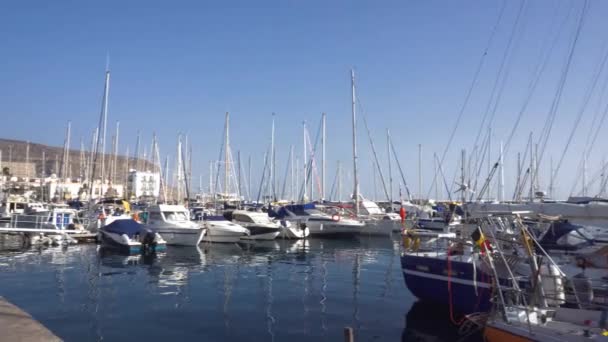 Puerto de Mogan, España - 2 de marzo de 2019: Marina del pueblo de Puerto de Mogan en Gran Canaria, España. Famoso destino turístico en Canarias . — Vídeos de Stock