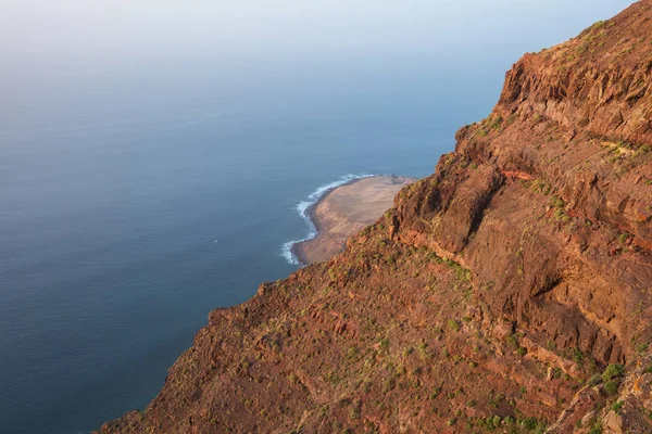 Paisaje panorámico de la costa volcánica, Acantilados en el parque natural de Tamadaba, Gran Canaria, España . — Foto de Stock