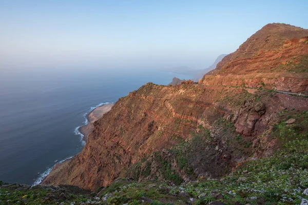 Paisagem costeira vulcânica cénica, falésias no parque natural de Tamadaba, ilha de Grand Canary, Espanha . — Fotografia de Stock