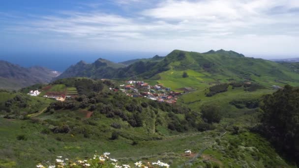 Paisaje montañoso desde el mirador de Jardina en el parque natural de Anaga, Tenerife, Islas Canarias . — Vídeos de Stock