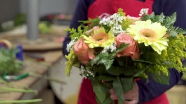 Kadın Çiçekçi Çiçek dükkanında güzel buket oluşturma, yakın çekim.
