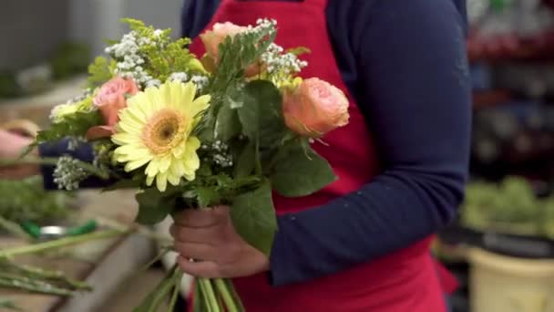 Bir buket çiçek oluşturma kadın çiçekçi yakın çekim . — Stok video