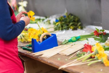 Çiçekçi işte. Çiçekçi Çiçek dükkanında güzel buket yaratma. Yakın çekim .