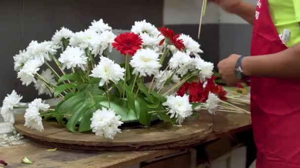 Florist at work. Male florist creating beautiful bouquet at flower shop. Close up . — Stock Video