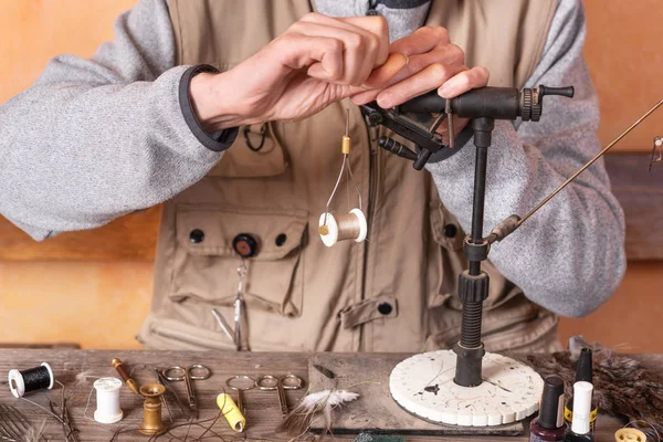 Menschen, die Forellen fliegen lassen. Fliegenbinden Ausrüstung und Material für die Fliegenfischerei Vorbereitung. — Stockfoto