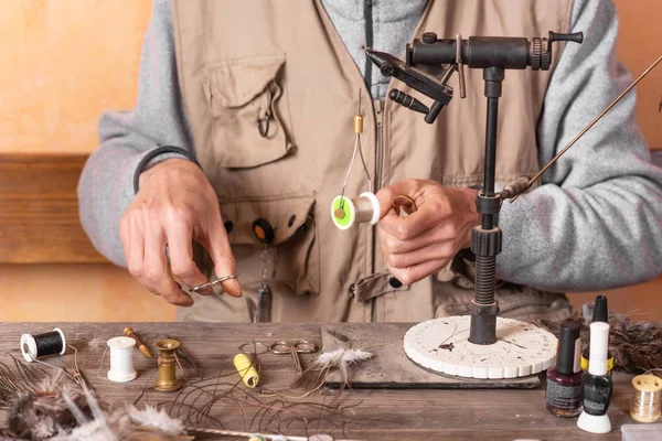 Menschen, die Forellen fliegen lassen. Fliegenbinden Ausrüstung und Material für die Fliegenfischerei Vorbereitung. — Stockfoto