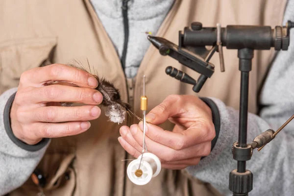 Menschen, die Forellen fliegen lassen. Fliegenbinden Ausrüstung und Material für die Fliegenfischerei Vorbereitung. — Stockfoto