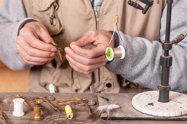 Manusia membuat lalat trout. Terbang mengikat peralatan dan bahan untuk terbang persiapan memancing . — Stok Foto