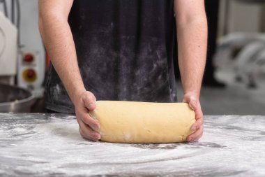 Fırında taze çiğ ekmek hamuru yoğuran fırın.