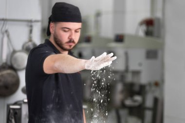 Baker, ekmek hamur ekmek mutfak at üzerinde un dökme.