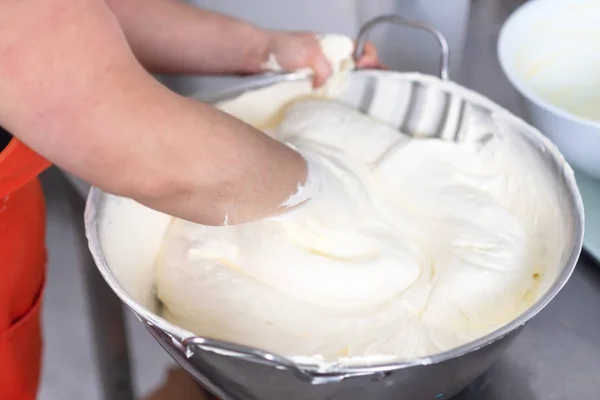 Ανάμειξη λευκής κρέμας αυγού σε μπολ με χέρια, κέικ ψησίματος. — Φωτογραφία Αρχείου