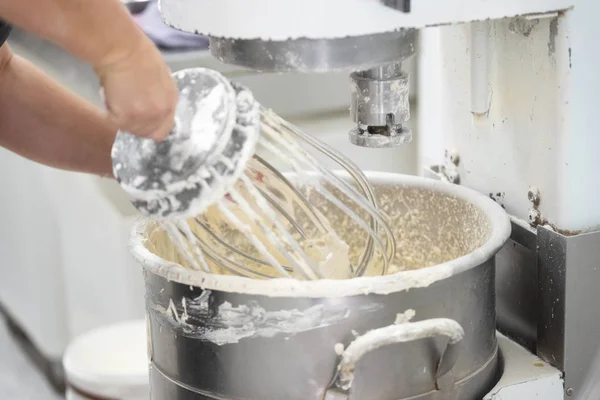 Amasar la masa en la máquina mezcladora de masa de panadería . — Foto de Stock