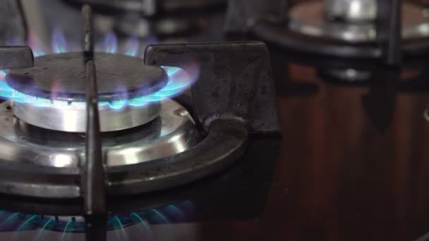 Blaue Gasflammen, brennendes Gas, Küchenherd, Schwenkschuß. — Stockvideo