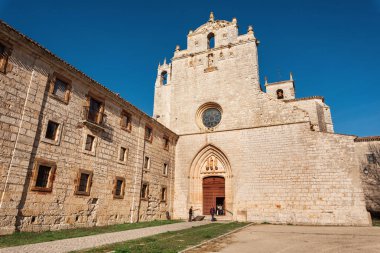 San Pedro de Cardena, İspanya - 14 Nisan 2019 : Burgos'taki San Pedro de Cardena manastırı, Castilla y Leon, İspanya.