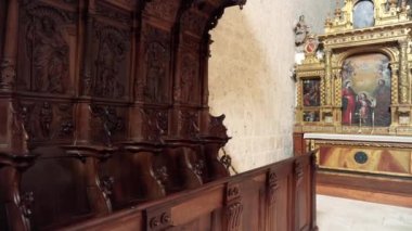 Burgos, İspanya - 14 Nisan 2019: Burgos'taki La Cartuja de Miraflores manastırının ahşap oyma bank ı veya tezgahlarının detayları, Castilla y Leon İspanya.