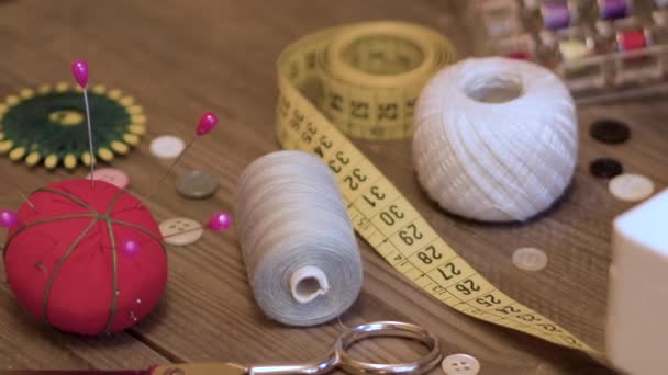 Naaister of kleermaker werkplek met naai gereedschap, schroefdraad en naaimachine — Stockvideo
