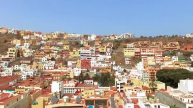 San Sebastian de la Gomera, İspanya - 4 Mayıs 2017: San Sebastian de la Gomera cityscape, feribot ve yolcu gemisinin havadan görüntüleri limana demirledi, Kanarya adaları, İspanya.