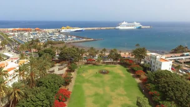 San Sebastian de la Gomera, Spanje-4 mei 2017: luchtfoto beelden van San Sebastián de la Gomera Cityscape, Ferry en cruiseschip aangemeerd in de haven, Canarische eilanden, Spanje. — Stockvideo