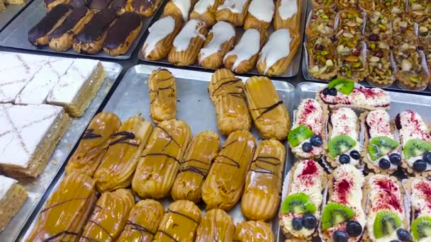 Escaparate con pasteles en exhibición en pastelería y panadería. Primer plano. 4K . — Vídeos de Stock