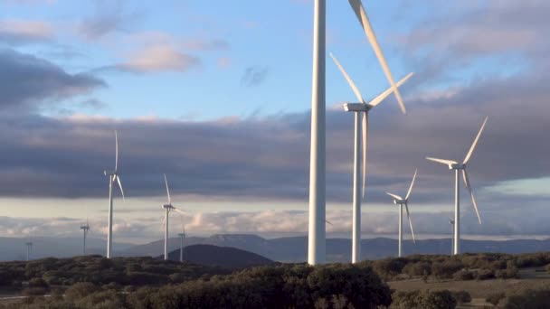 Windturbines op blauwe lucht achtergrond, duurzame ecologische energieproductie. — Stockvideo