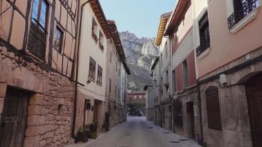 Pov, Pancorbo ortaçağ köyünde yürüyüş, Burgos, İspanya. Birinci şahıs bakış açısı.