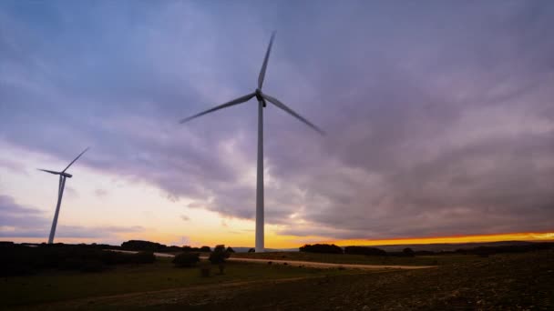Zeitraffer-Bewegung der Windkraftanlage im Windpark bei Sonnenuntergang. — Stockvideo