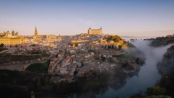 Vidéo 4K timelapse au lever du soleil à Toledo, Espagne. Paysage urbain de la vieille ville avec nuages brumeux se déplaçant sur la rivière . — Video