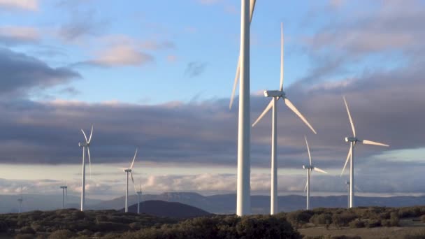 Větrné turbíny na pozadí modré oblohy, udržitelná ekologická výroba energie. — Stock video