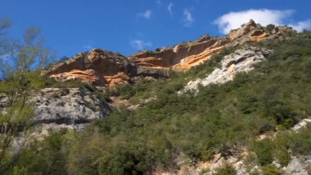 Panorámica de las paredes de roca escalonada del cañón del río Oca, en el pueblo de Ona, provincia de Burgos, España . — Vídeo de stock
