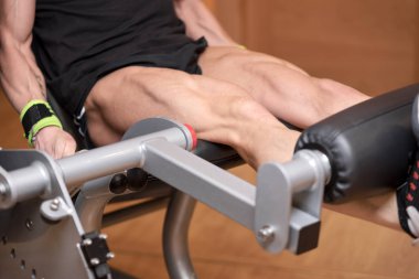 Yakışıklı güçlü adam spor salonunda bacak basın egzersiz yapıldı.