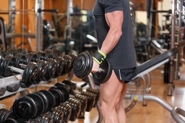 Modern spor salonunda ekipman rafağır halter ağırlıkları toplayarak tanımlanmamış kaslı erkek Closeup çekim. — Stok fotoğraf