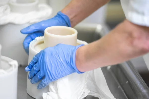 Mujer trabajadora preparando masa cruda de queso en moldes — Foto de Stock