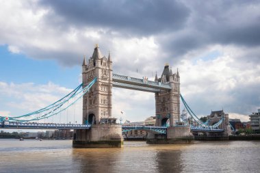Güzel güneşli bir günde Londra 'da Tower Bridge.
