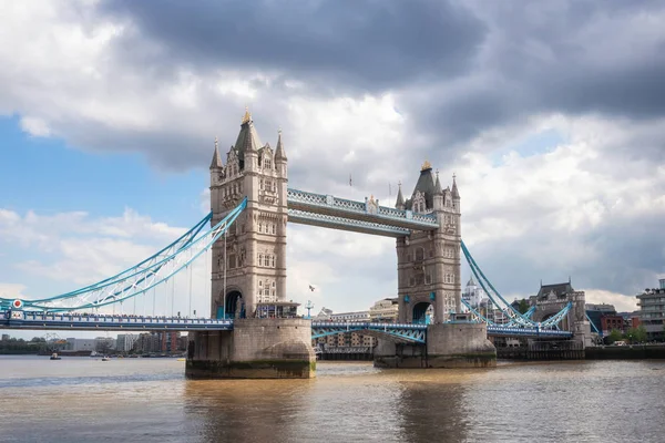 Tower Bridge στο Λονδίνο σε μια όμορφη ηλιόλουστη μέρα. — Φωτογραφία Αρχείου