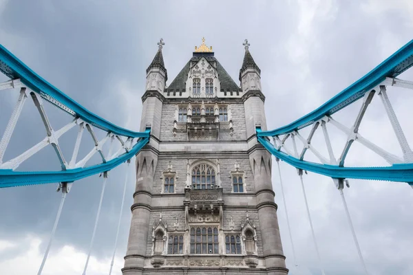 Tower Bridge close-up over dramatische bewolkte hemel. — Stockfoto