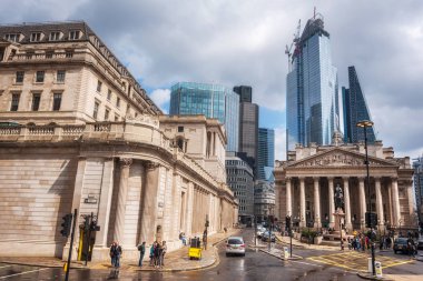 Londra, İngiltere - 12 Mayıs 2019: İngiltere Merkez Bankası ve Royal Exchange, Londra Şehri tarihi bankacılık ve ticaret kalbi arkasında yeni gelişmeler tarafından cüce.